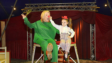 Schauspielerin und Autorin Jutta Speidel (l.) mit Zirkus-Tochter Rosalin Lauenburger. Mit ihrer Benefizlesung am 21. Februar will die M&uuml;nchnerin der Zirkusfamilie helfen.