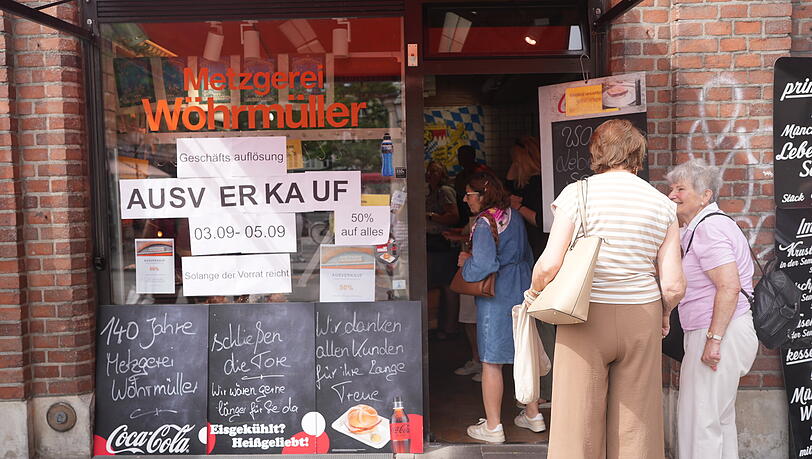 "Ausverkauf" steht im Schaufenster der Traditionsmetzgerei Wöhrmüller am Viktualienmarkt. Das Geschäft muss schließen. "Ausverkauf" steht im Schaufenster der Traditionsmetzgerei Wöhrmüller am Viktualienmarkt. Das Geschäft muss schließen.