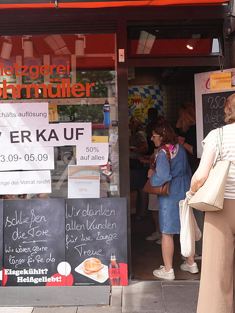 "Ausverkauf" steht im Schaufenster der Traditionsmetzgerei W&ouml;hrm&uuml;ller am Viktualienmarkt. Das Gesch&auml;ft muss schlie&szlig;en.