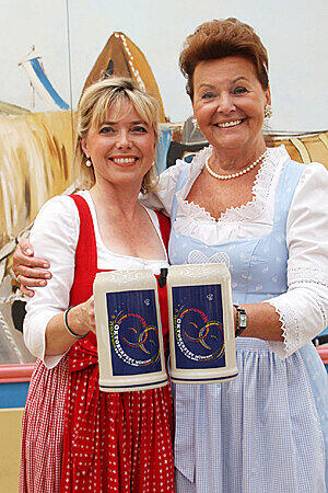 Gaby Weißhäupl Simone Solga präsentieren den offiziellen Wiesn-Maßkrug 2009.
