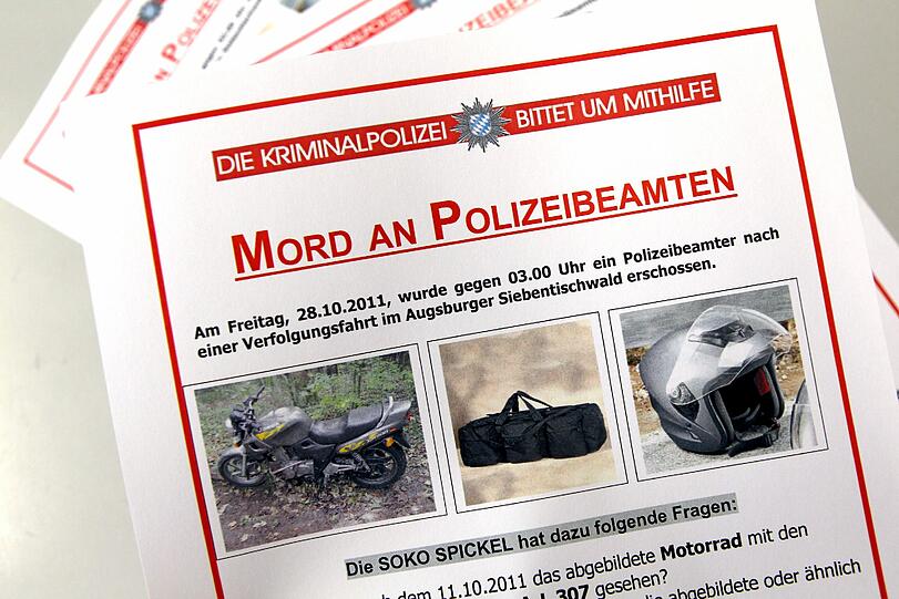 Das Foto zeigt Fahndungsplakate, mit denen die Polizei um Hinweise zum Augsburger Polizistenmord gebeten hatte.