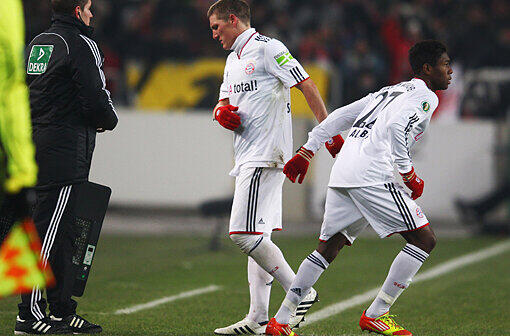 Bastian Schweinsteiger verletzt sich im Spiel gegen den VfB Stuttgart - die Bilder