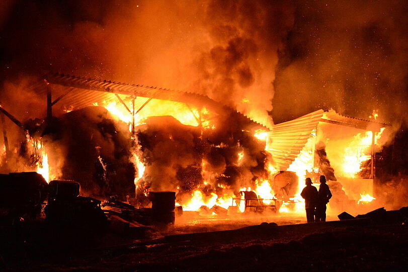 In Engkofen bei Vilsbiburg ist eine Lagerhalle in Brand geraten. Die Bilder...