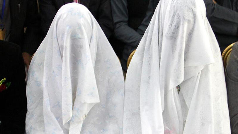 Afghanische Bräute besuchen eine gemeinsame Hochzeitszeremonie.