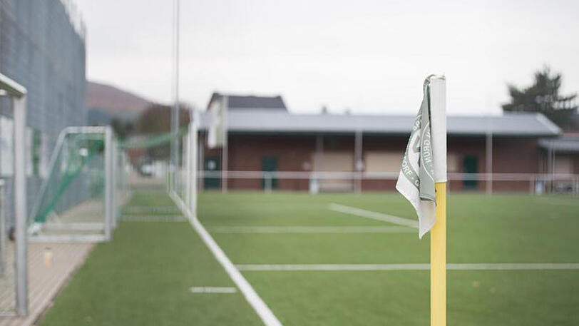 Auf diesem Fußballplatz in Jülich hatte eine wütende Meute mehrere Spieler und Zuschauer brutal zusammengeschlagen.