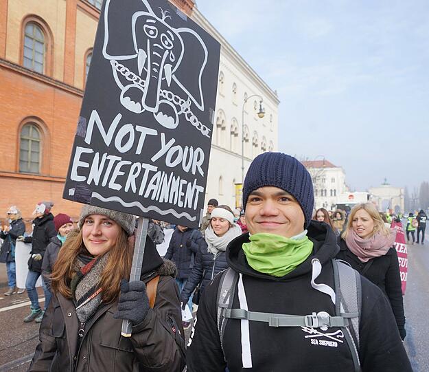 Hunderte Demonstranten setzten sich am Samstag für Zirkus ohne Tiere ein.