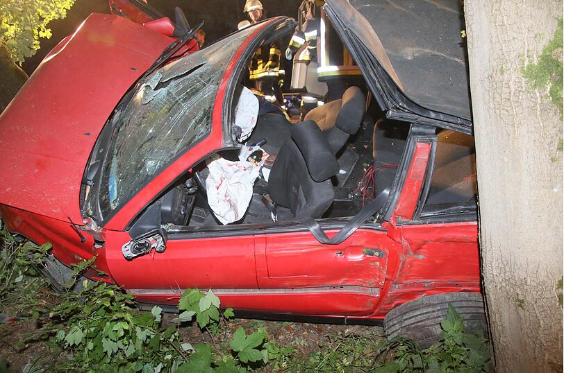 Ein mit vier Personen besetzter VW Cabrio wurde in der Nacht auf Freitag an einen Baum geschleudert. Die Bilder vom Einsatz.