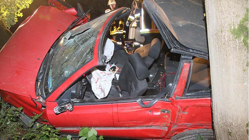 Ein mit vier Personen besetzter VW Cabrio wurde in der Nacht auf Freitag an einen Baum geschleudert. Die Bilder vom Einsatz. Ein mit vier Personen besetzter VW Cabrio wurde in der Nacht auf Freitag an einen Baum geschleudert. Die Bilder vom Einsatz.