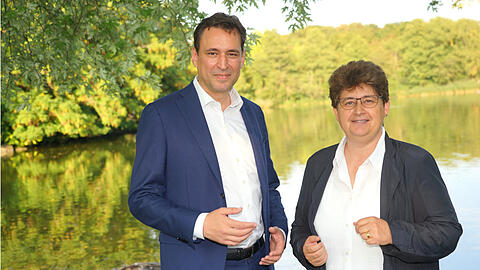 Die Kontrahenten im Landtags-Stimmkreis Hadern: Digitalminister Georg Eisenreich (CSU) und &bdquo;München ist bunt&ldquo;-Chefin Micky Wenngatz (SPD), hier im Westpark.