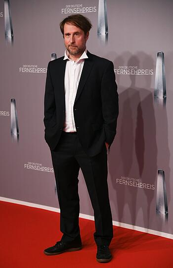 Schauspieler Bjarne Mädel kommt zur Verleihung des Deutschen Fernsehpreis 2019.