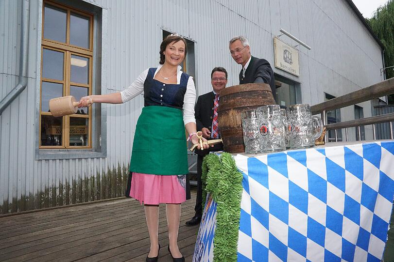 Feuerprobe bestanden. Sehen Sie hier, wie sich die neue Bierkönigin beim Anzapfen anstellte.