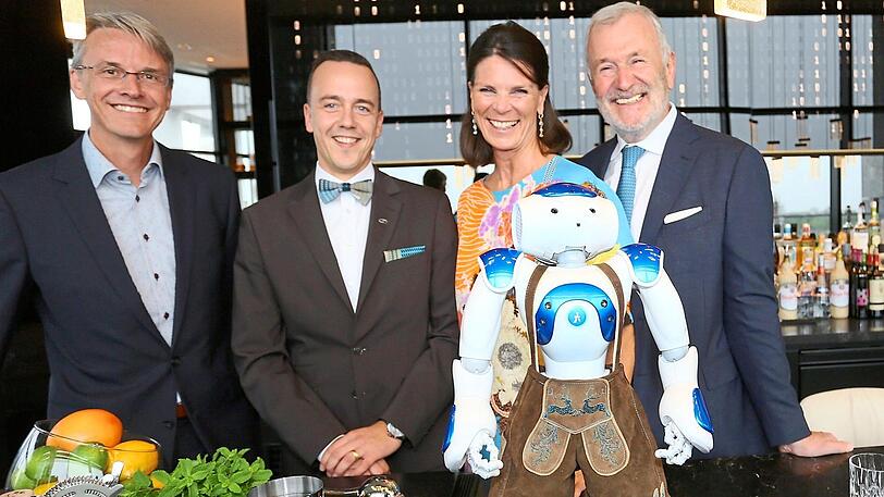 Gruppenbild mit Service-Roboter Sepp: (von links) Stephan Osthues (IBM) und das Team von Motel One Sebastian Eidam (Hotelmanager), Ursula Schelle-Müller (Marketing-Chefin) und Dieter Müller (Vorstandsvorsitzender).