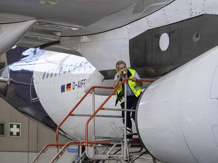 Eine Technikerin der Lufthansa inspiziert das Äußere einer Passagiermaschine der Lufthansa im Hangar der Airline auf dem Flughafen Frankfurt.