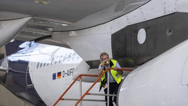 Eine Technikerin der Lufthansa inspiziert das Äußere einer Passagiermaschine der Lufthansa im Hangar der Airline auf dem Flughafen Frankfurt. Eine Technikerin der Lufthansa inspiziert das Äußere einer Passagiermaschine der Lufthansa im Hangar der Airline auf dem Flughafen Frankfurt.