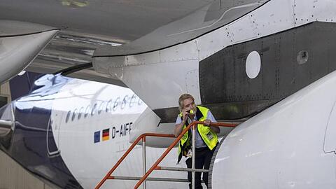 Eine Technikerin der Lufthansa inspiziert das Äußere einer Passagiermaschine der Lufthansa im Hangar der Airline auf dem Flughafen Frankfurt.