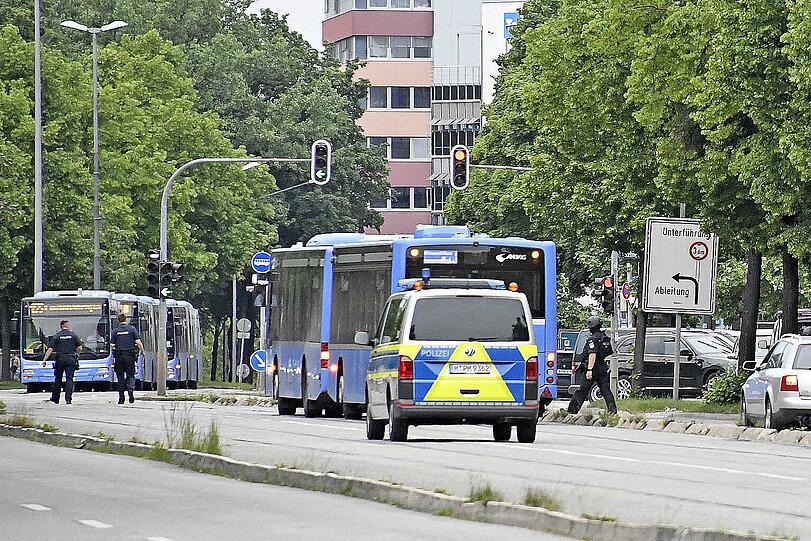 Die Polizei war am Freitagabend an der Rosenheimer Straße/Ecke Anzinger Straße mit einem Großaufgebot im Einsatz.