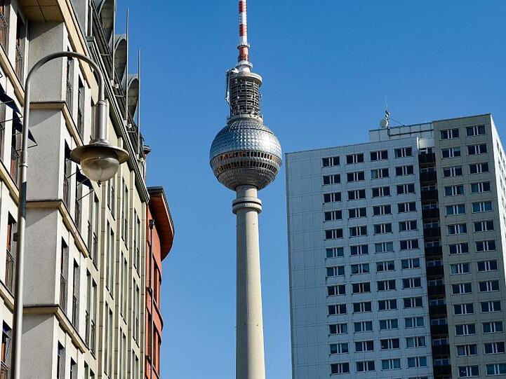 Der Fernsehturm ist zwischen sanierten Altbauten und einem Plattenbau-Hochhaus zu sehen.