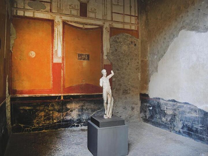 Die Statue des Priapus in einem Haus im Archäologischen Park Pompeji.