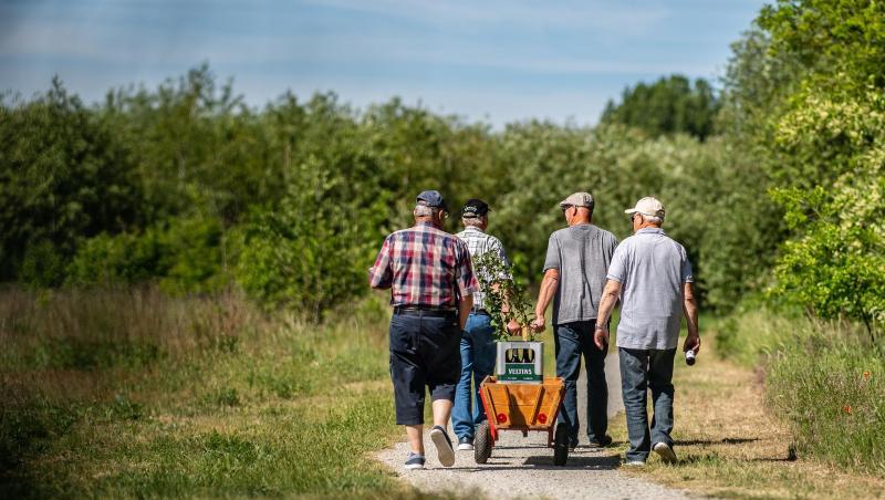 Traditionalisten: Vier Männer gehen am Vatertag mit einem Bollerwagen, auf dem zwei Kisten Bier stehen, an der Ems in Warendorf entlang. Traditionalisten: Vier Männer gehen am Vatertag mit einem Bollerwagen, auf dem zwei Kisten Bier stehen, an der Ems in Warendorf entlang.
