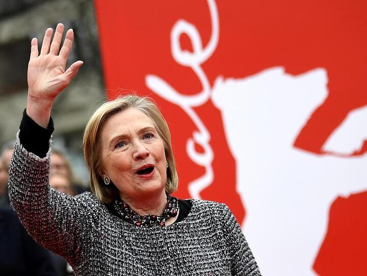 Hillary Clinton, Politikerin und ehemalige Außenministerin der USA, grüßt von der Berlinale.