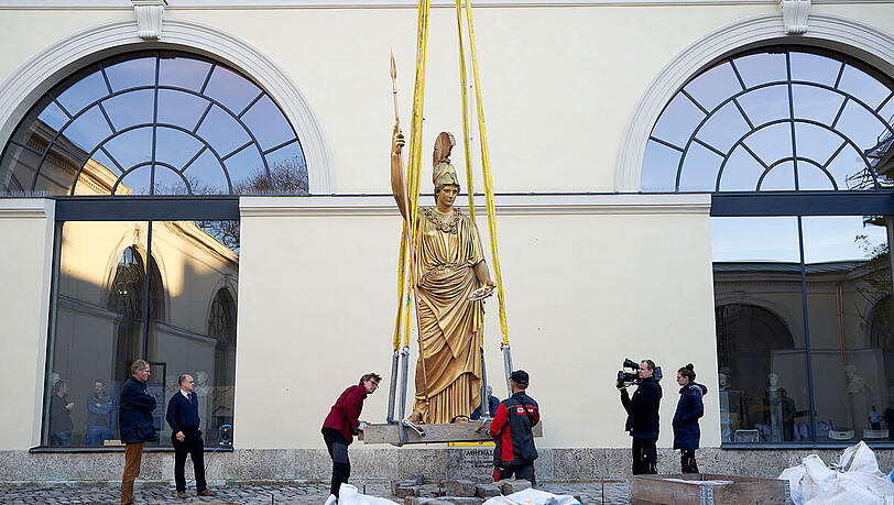Ab sofort ziert diese goldene Athene wieder den Innenhof der Glyptothek. Ab sofort ziert diese goldene Athene wieder den Innenhof der Glyptothek.