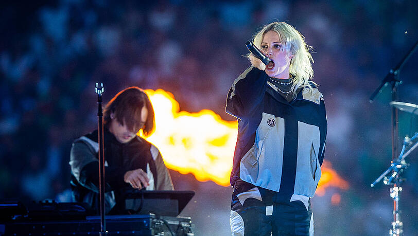 Die Band Linkin Park zündet vor dem Anpfiff ein kurzes Hit-Feuerwerk ab. Die Band Linkin Park zündet vor dem Anpfiff ein kurzes Hit-Feuerwerk ab.