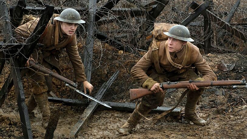 Die britischen Soldaten Blake (Dean-Charles Chapman, links) und Schofield (George MacKay) sollen ein entfernt stationiertes Bataillon vor einer Falle der Deutschen warnen. Die britischen Soldaten Blake (Dean-Charles Chapman, links) und Schofield (George MacKay) sollen ein entfernt stationiertes Bataillon vor einer Falle der Deutschen warnen.