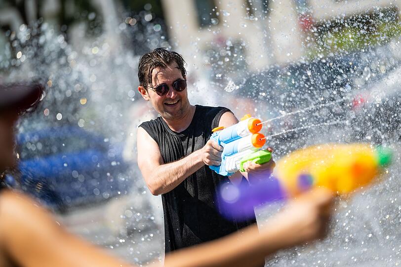 Bei einer Wasserschlacht haben sich die Teilnehmer gegenseitig nass gemacht. Bei einer Wasserschlacht haben sich die Teilnehmer gegenseitig nass gemacht.