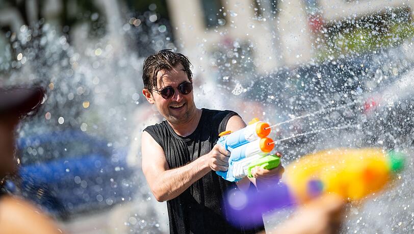 Bei einer Wasserschlacht haben sich die Teilnehmer gegenseitig nass gemacht. Bei einer Wasserschlacht haben sich die Teilnehmer gegenseitig nass gemacht.