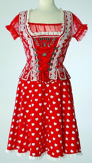 Mode bedeutet Veränderung und die macht auch vor der Tracht nicht Halt. Die Münchner Designerin Angelika Zwerenz mischt mit ihrem Label Dirndlpunk die Trachtenmode kräftig auf.  Sie will mit dem steifen Dirndlook brechen - Wild, sexy, frech und opulent zugleich sollen die Modelle sein. Klicken Sie sich hier durch die Bilder der aktuellen Kollektion.