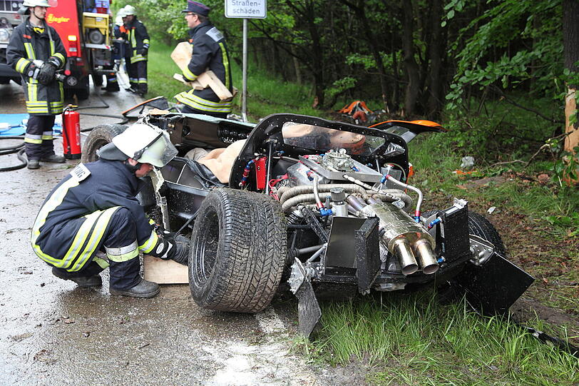 Der Fahrer wurde schwer verletzt, ...