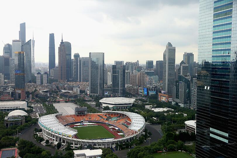 Ni hao, Guangzhou! Hier kommt der FC Bayern in Guangzhou an. Die Bilder von der Ankunft.