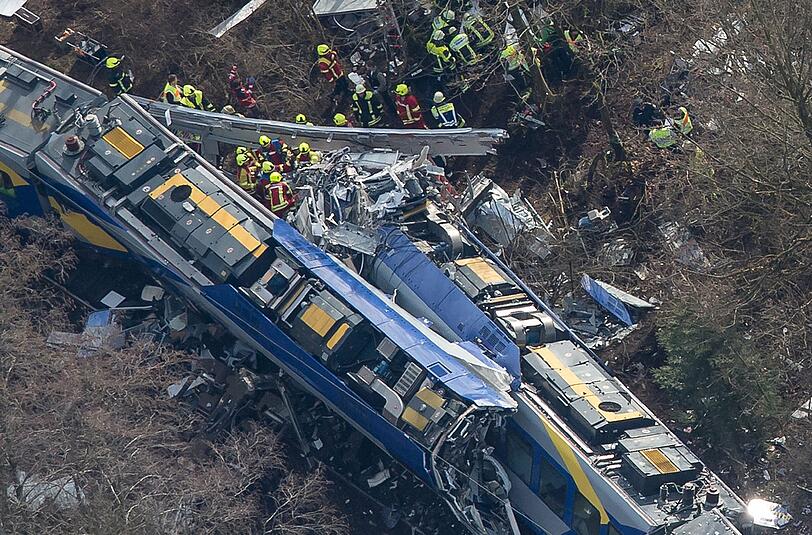 Die Unfallstelle an der Mangfall liegt in einer Kurve, Bäume versperren den Blick auf den weiteren Streckenverlauf: Die Lokführer der beiden Meridian-Züge hatten wohl erst im letzten Moment Sichtkontakt.