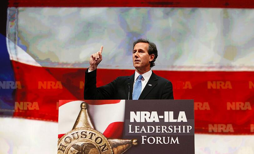 Die NRA ist eine mächtige Waffenlobby. Wer sich ihrer Unterstützung sicher ist, hat viele Wählerstimmen. Hier spricht Rick Santorum auf einer Veranstaltung.