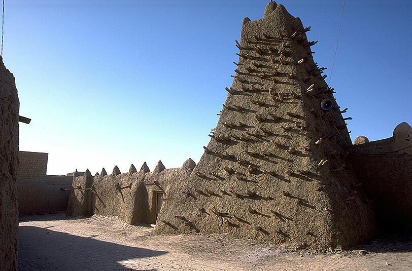 Das UN-Foto zeigt das Minarett einer Moschee in Timbuktu, die aus Lehm gebaut wurde. Es wurde von Islamisten im Jahre 2012 zerstört und ist mittlerweile wieder aufgebaut worden.