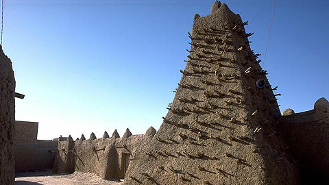 Das UN-Foto zeigt das Minarett einer Moschee in Timbuktu, die aus Lehm gebaut wurde. Es wurde von Islamisten im Jahre 2012 zerstört und ist mittlerweile wieder aufgebaut worden.