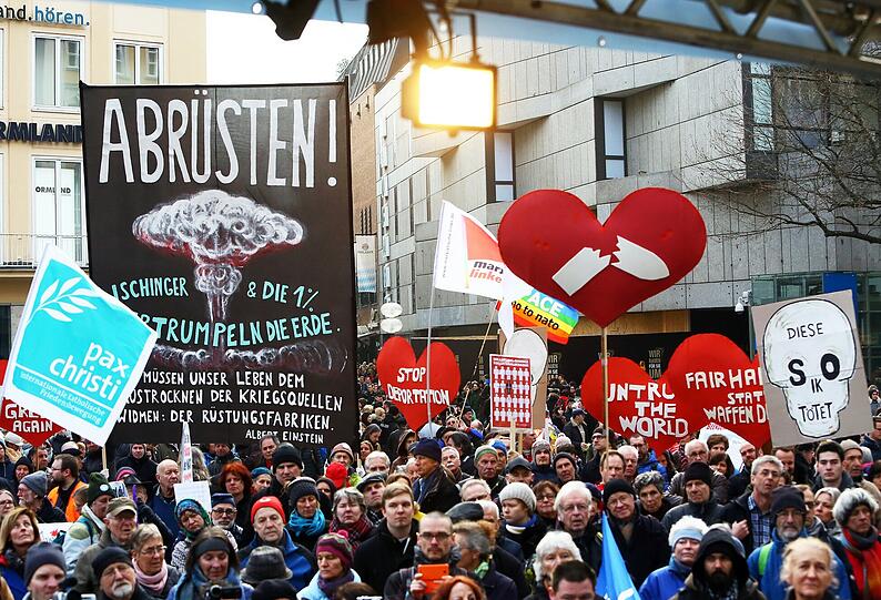 Am Marienplatz versammeln sich knapp 2000 Demonstranten, um gegen die Sicherheitskonferenz zu demonstrieren.