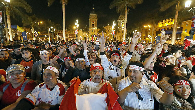 Peruanische Fans fiebern in Lima mit ihrer Nationalmannschaft.