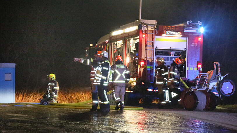 Die Ursache für den Brand ist noch unklar. Klicken Sie sich durch die Bilder des Feuerwehreinsatzes in Mettenheim.