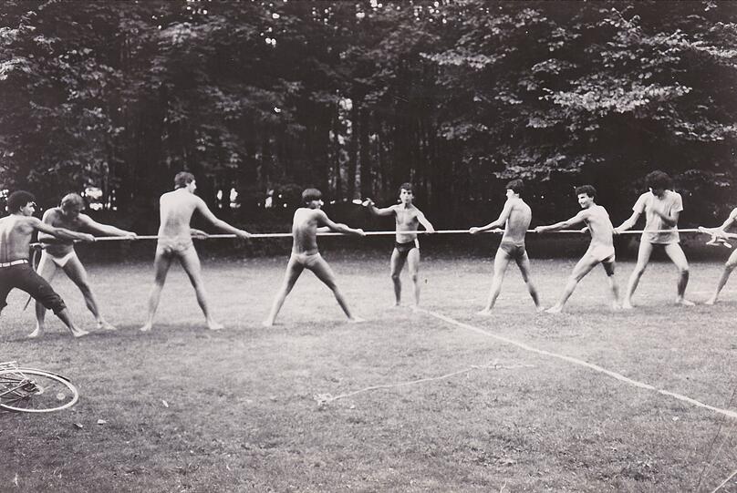 1982: Heiße Männer in knappen Höschen beim Tauziehen.