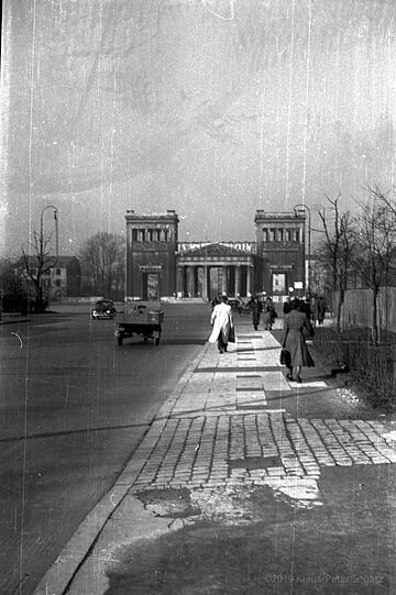 Blick zum Königsplatz: Am Gehweg noch zu erkennen ist das Kopfsteinpflaster der Einfahrt zum vormaligen "Braunen Haus".