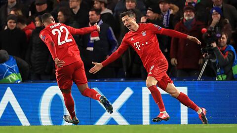 Februar 2020: Der FC Bayern siegt im Achtelfinal-Hinspiel beim FC Chelsea mit 3:0, Robert Lewandowski (mit Serge Gnabry) erzielt den dritten Treffer.