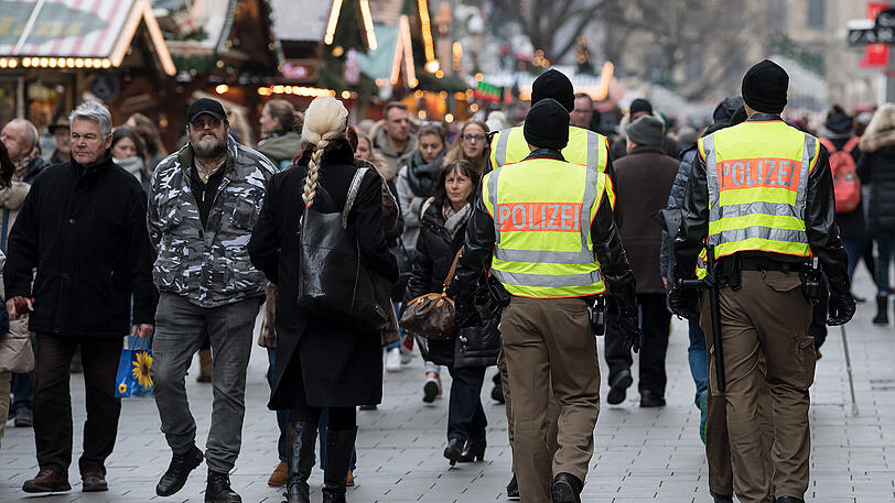 Polizisten überwachen die Weihnachtsmärkte in ganz Bayern - auch hier in München.