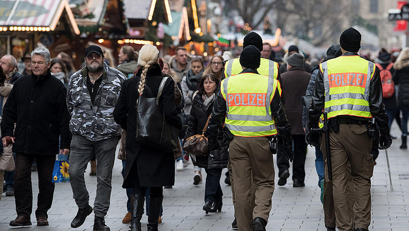 Polizisten überwachen die Weihnachtsmärkte in ganz Bayern - auch hier in München. Polizisten überwachen die Weihnachtsmärkte in ganz Bayern - auch hier in München.