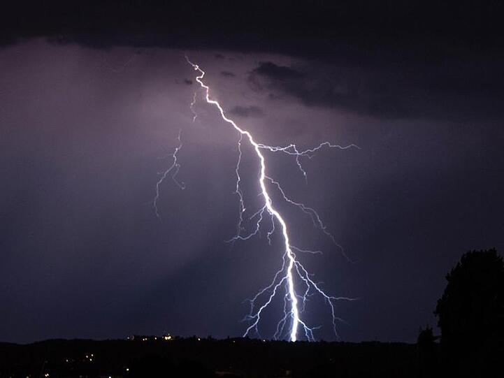 Blitze gehen während eines Gewitters nieder. Foto: Robert Michael/dpa-Zentralbild/dpa/Symbolbild