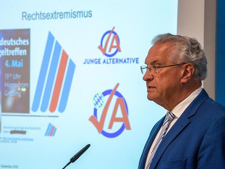 Joachim Herrmann stellt im Innenministerium von Bayern den Verfassungsschutzbericht vor. Foto: Lino Mirgeler