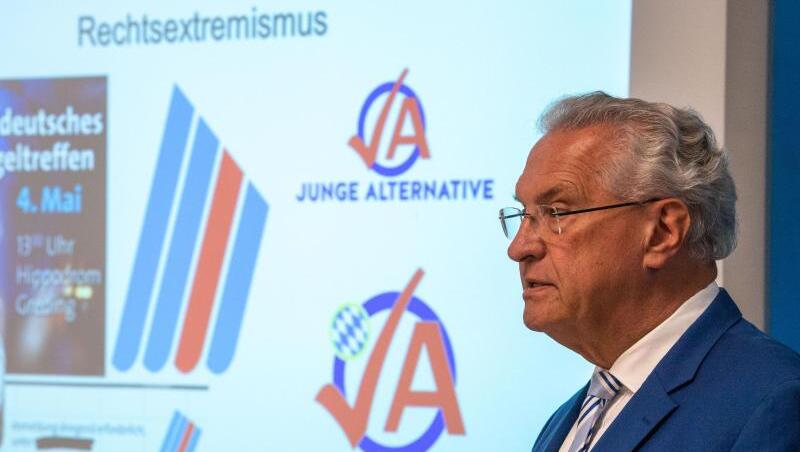 Joachim Herrmann stellt im Innenministerium von Bayern den Verfassungsschutzbericht vor. Foto: Lino Mirgeler