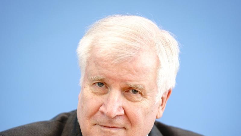 Bundesinnenminister Horst Seehofer stellt in der Bundespressekonferenz die Fallzahlen politisch motivierter Kriminalität für das Jahr 2020 vor.