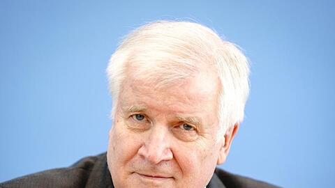 Bundesinnenminister Horst Seehofer stellt in der Bundespressekonferenz die Fallzahlen politisch motivierter Kriminalität für das Jahr 2020 vor.