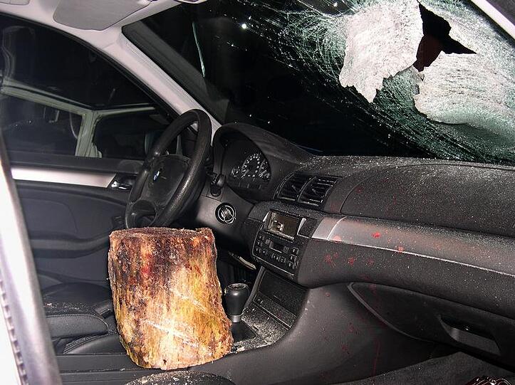 Der Holzklotz durchschlug die Windschutzscheibe und tötete eine 33-Jährige.